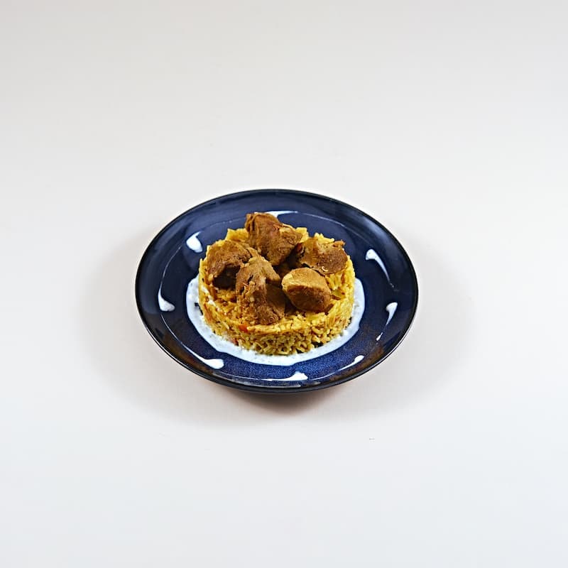 Beef Majboos with yogurt sauce 